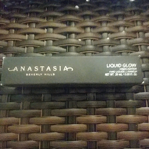 High end makeup bundle - Picture 4 of 4